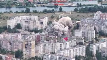 Владислав Шурыгин: Российские военные сняли удар ВКС РФ авиабомбой ФАБ-3000 с системой УМПК по позициям ВСУ в школе №57 на острове Карантинный в Херсоне, видео Telegram-канала "Изнанка"