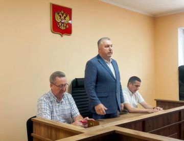 В Херсонском городском суде состоялась рабочая встреча руководителя Управления Росреестра по Херсонской области Василия Романова с представителями судейского корпуса