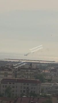 Еще Одесса.... Танкер был поражён на переходе из порта Черноморск в порт Одесса