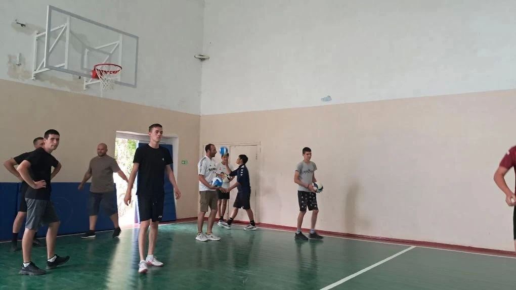 В Тарасовке готовятся к товарищескому матчу по волейболу В Тарасовке готовятся к товарищескому матчу по волейболу