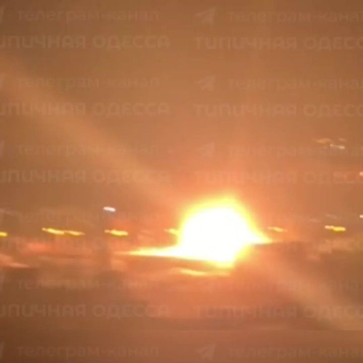 Мощные взрывы прогремели в Одессе и Одесской области — момент одного из прилётов попал на видео