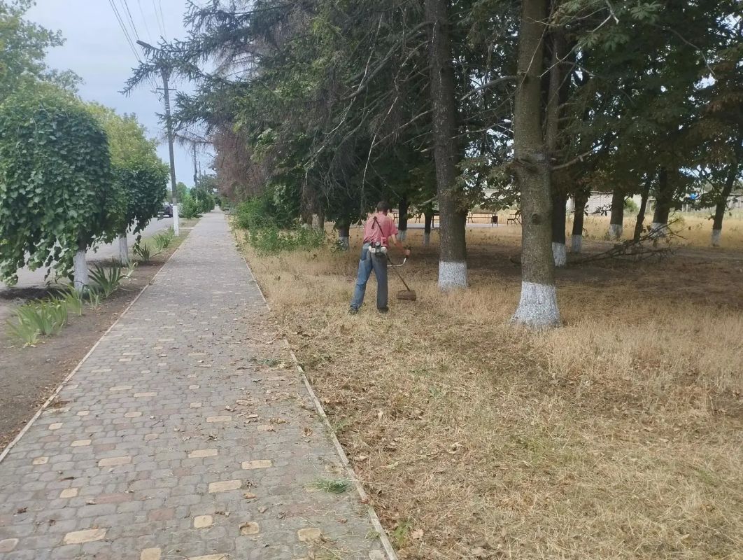 В Скадовском округе продолжаются ежедневные работы по благоустройству В Скадовском округе продолжаются ежедневные работы по благоустройству