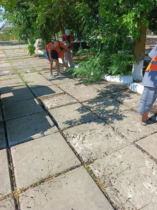В Геническом округе продолжаются работы по благоустройству