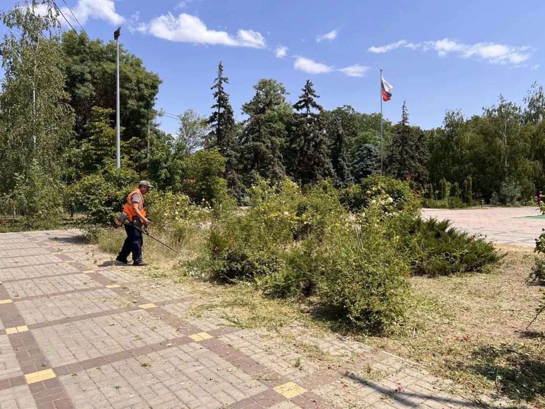 В центре Скадовска и у здания ТУ «Скадовск» наводят порядок В центре Скадовска и у здания ТУ «Скадовск» наводят порядок