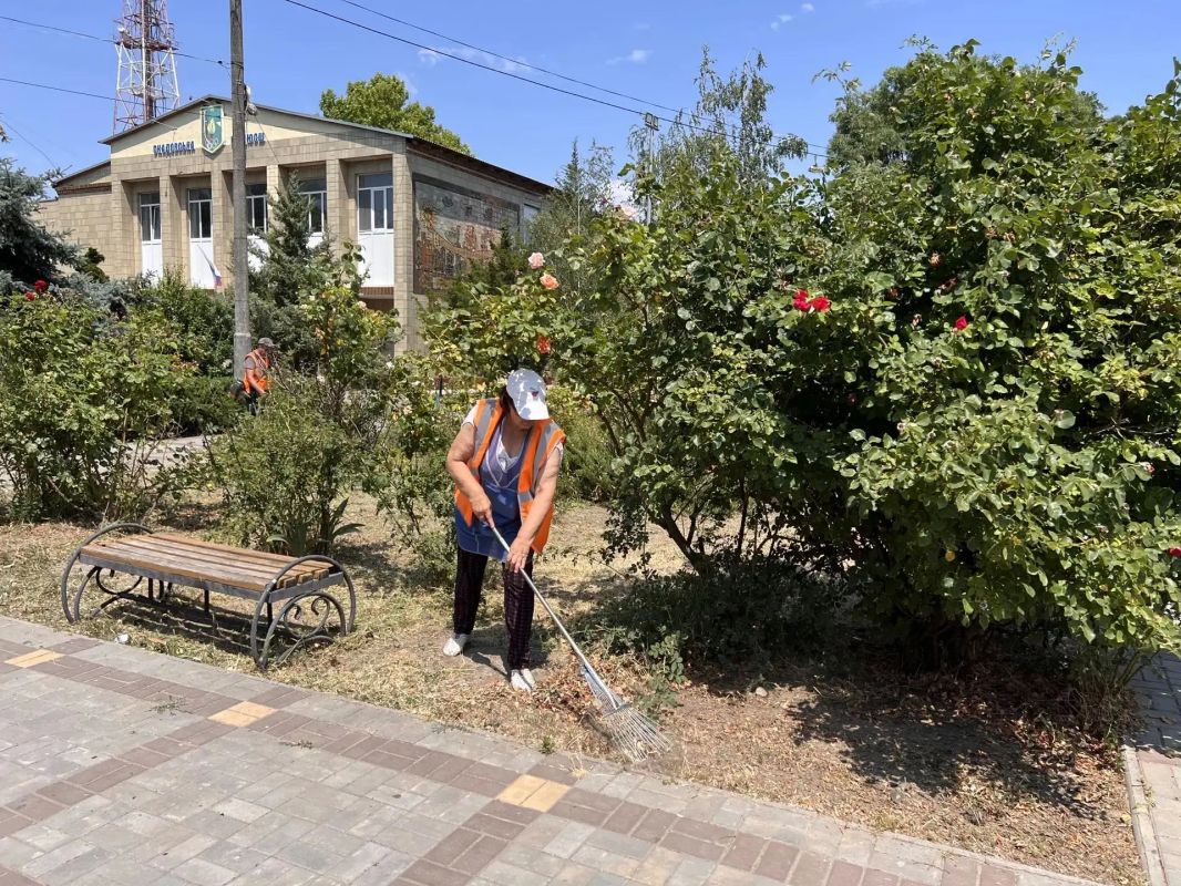 В центре Скадовска и у здания ТУ «Скадовск» наводят порядок В центре Скадовска и у здания ТУ «Скадовск» наводят порядок