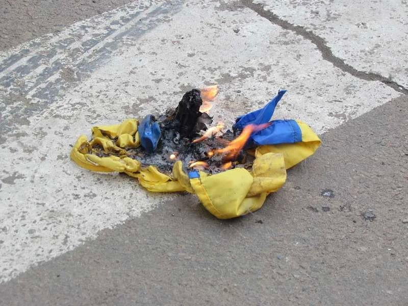 В Колумбии сожгли украинский флаг
