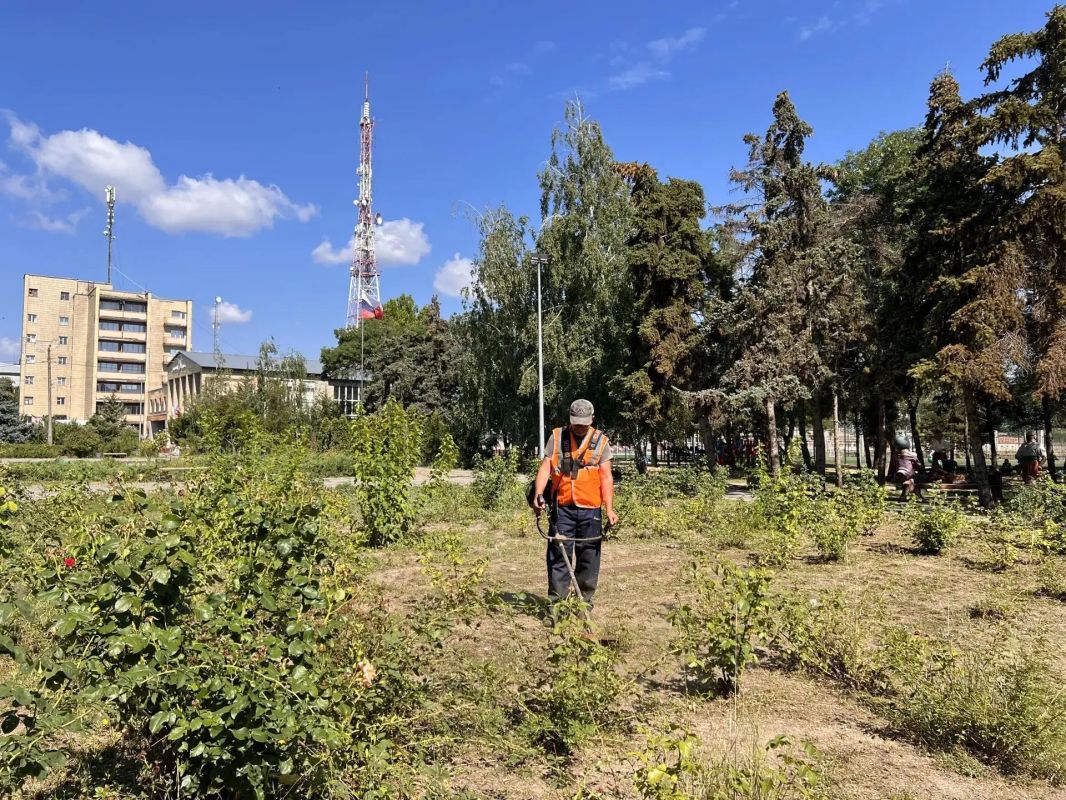 В центре Скадовска и у здания ТУ «Скадовск» наводят порядок В центре Скадовска и у здания ТУ «Скадовск» наводят порядок