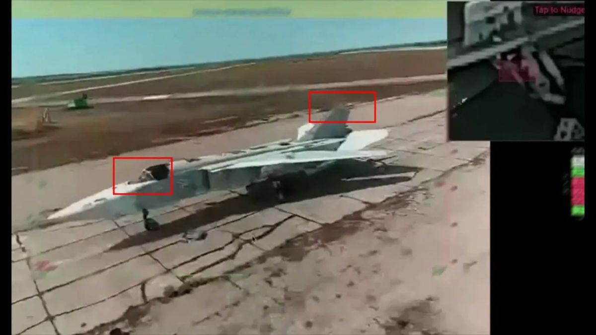 Удар дрона-камикадзе Hornet по бомбардировщику Су-24М на авиабазе Саки в Крыму Удар дрона-камикадзе Hornet по бомбардировщику Су-24М на авиабазе Саки в Крыму