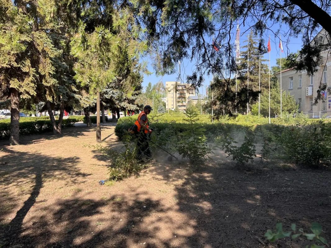В центре Скадовска и у здания ТУ «Скадовск» наводят порядок В центре Скадовска и у здания ТУ «Скадовск» наводят порядок