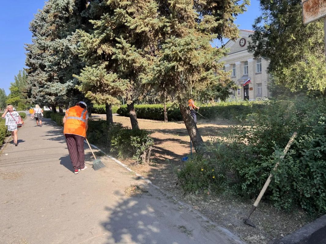 В центре Скадовска и у здания ТУ «Скадовск» наводят порядок В центре Скадовска и у здания ТУ «Скадовск» наводят порядок