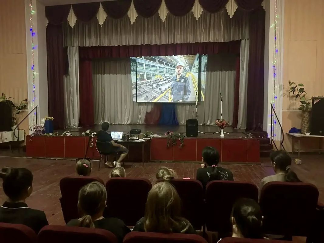 Металл рождается в огне. В Доме культуры села Вольное ко Дню металлурга прошел кинолекторий «Пламя труда: люди и металл», который был организован молодогвардейцами Металл рождается в огне. В Доме культуры села Вольное ко Дню металлурга прошел кинолекторий «Пламя труда: люди и металл», который был организован молодогвардейцами