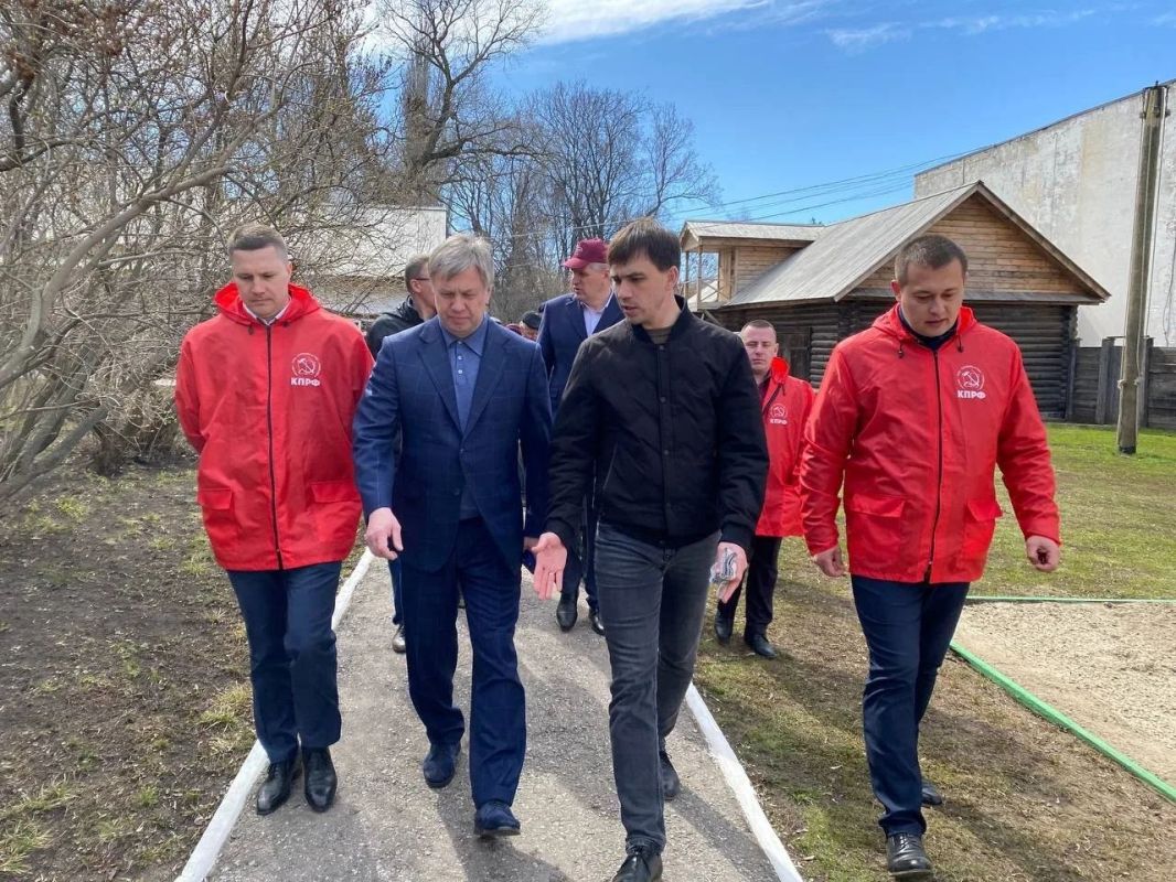 Рамиль Замалетдинов: Сегодня свой день рождения отмечает Губернатор Ульяновской области, член ЦК КПРФ Алексей Юрьевич Русских Рамиль Замалетдинов: Сегодня свой день рождения отмечает Губернатор Ульяновской области, член ЦК КПРФ Алексей Юрьевич Русских