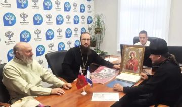 Икона Божией Матери «Семистрельная» стала подарком от священнослужителей Скадовской епархии для Скадовского межмуниципального отдела Управления Росреестра по Херсонской области