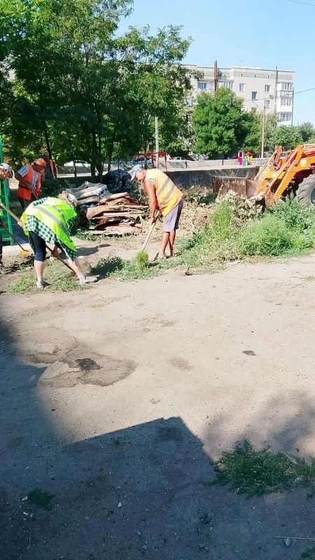 Работы по благоустройству продолжаются Работы по благоустройству продолжаются