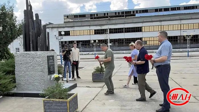 За мужество, отвагу и самоотверженность, проявленные при исполнении служебного долга, сотрудники Мелитополь-Херсонского филиала ФГУП «Железные дороги Новороссии» Сергей Мешков, Анатолий Романенко, Сергей Бут, Юрий... За мужество, отвагу и самоотверженность, проявленные при исполнении служебного долга, сотрудники Мелитополь-Херсонского филиала ФГУП «Железные дороги Новороссии» Сергей Мешков, Анатолий Романенко, Сергей Бут, Юрий...