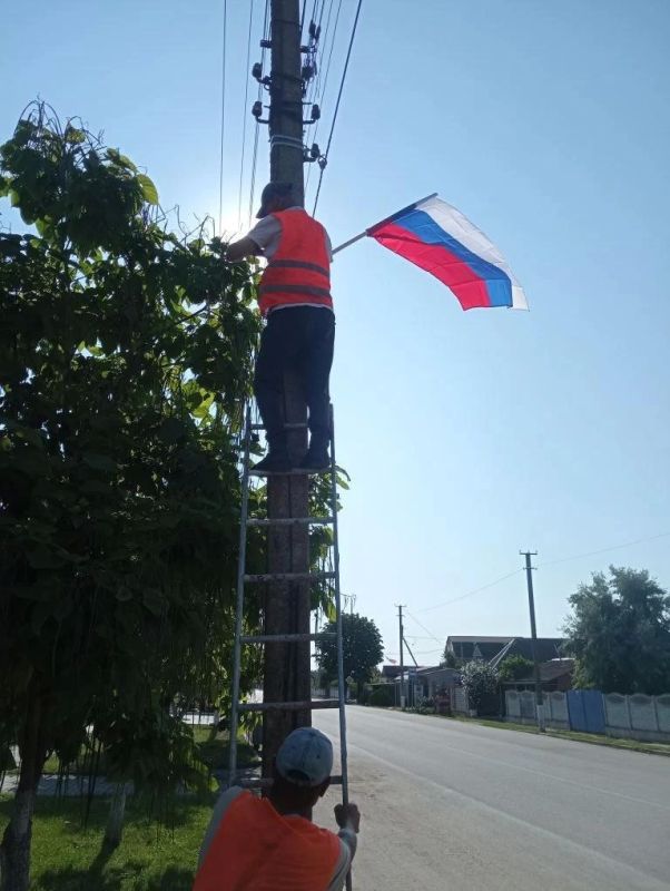 В Лазурном обновили государственные флаги России В Лазурном обновили государственные флаги России