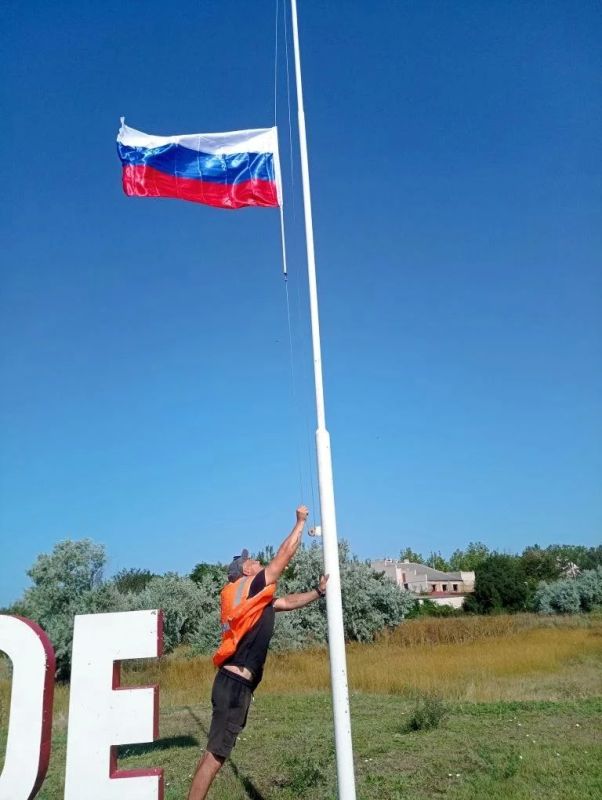 В Лазурном обновили государственные флаги России В Лазурном обновили государственные флаги России