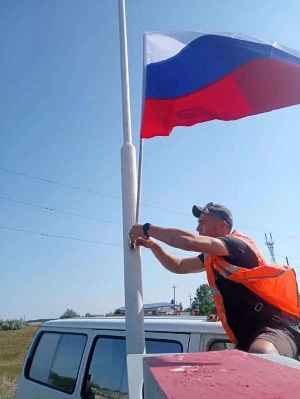 В Лазурном обновили государственные флаги России В Лазурном обновили государственные флаги России