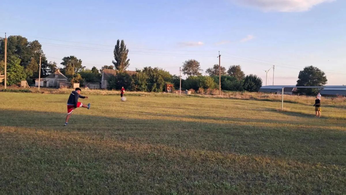 В Тарасовке юные футболисты тренируются даже на каникулах В Тарасовке юные футболисты тренируются даже на каникулах