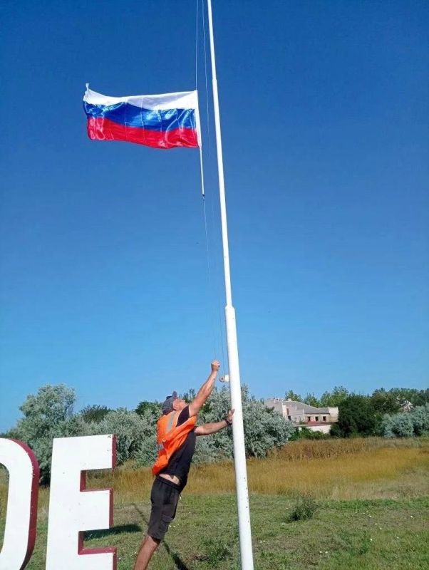 В Лазурном обновили российские флаги: символ единства и порядка на Херсонщине В Лазурном обновили российские флаги: символ единства и порядка на Херсонщине