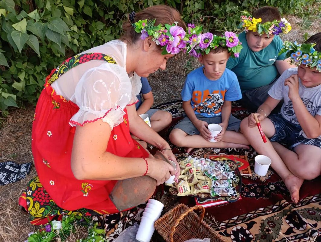 Народный фольклор: беседа на свежем воздухе в Азовском Народный фольклор: беседа на свежем воздухе в Азовском