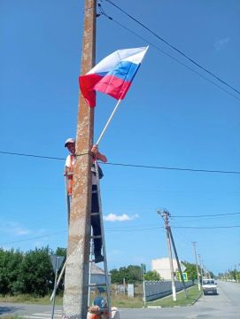 Александр Дудка: В Лазурном обновили государственные флаги России