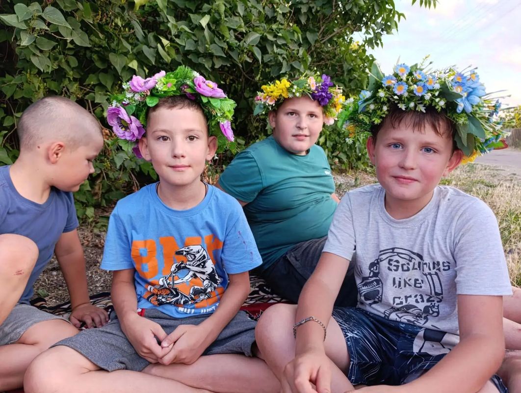 Народный фольклор: беседа на свежем воздухе в Азовском Народный фольклор: беседа на свежем воздухе в Азовском