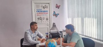 Первый заместитель главы Каховского муниципального округа Игорь Бжезицкий в ходе объезда учреждений культуры посетил Костогрызовскую библиотеку