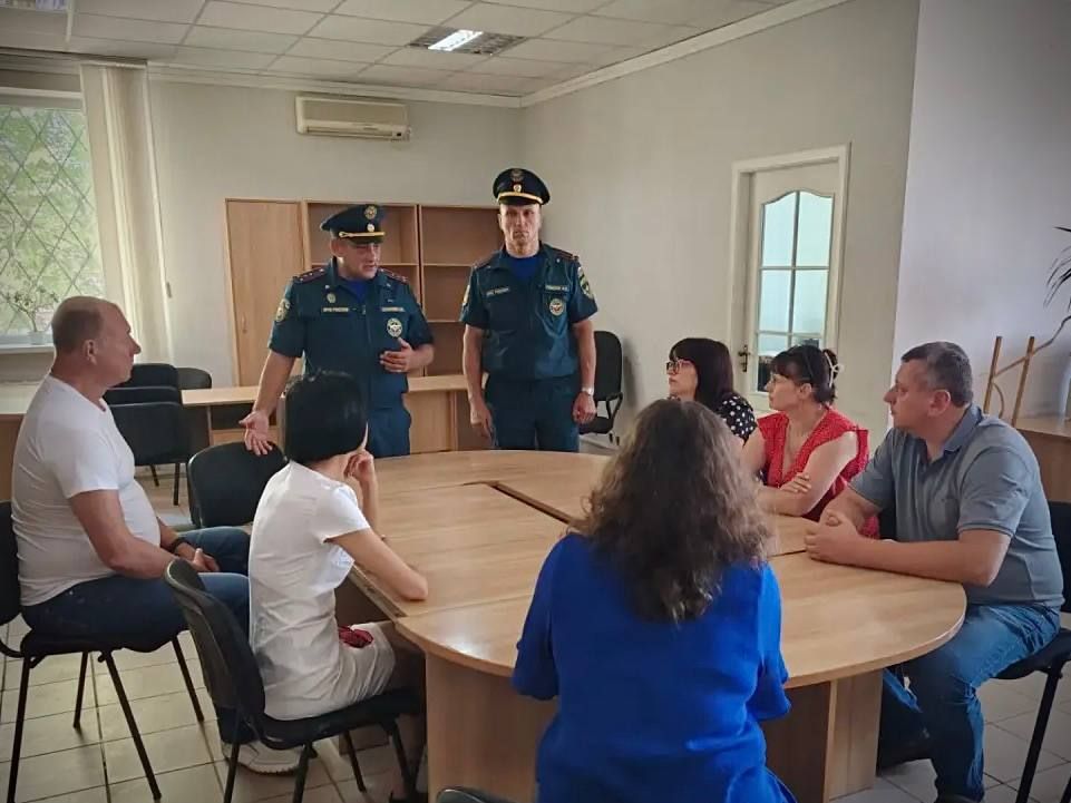 Сотрудники Верхнерогачикской ТИК прошли тренировку по экстренной эвакуации, организованную МЧС России Сотрудники Верхнерогачикской ТИК прошли тренировку по экстренной эвакуации, организованную МЧС России
