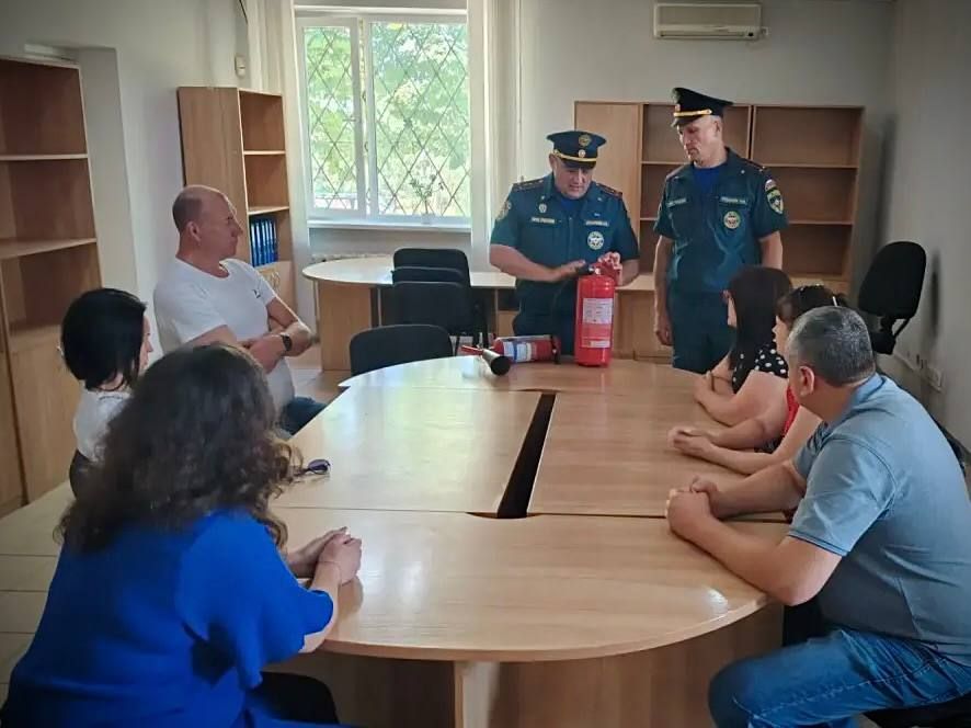 Сотрудники Верхнерогачикской ТИК прошли тренировку по экстренной эвакуации, организованную МЧС России Сотрудники Верхнерогачикской ТИК прошли тренировку по экстренной эвакуации, организованную МЧС России