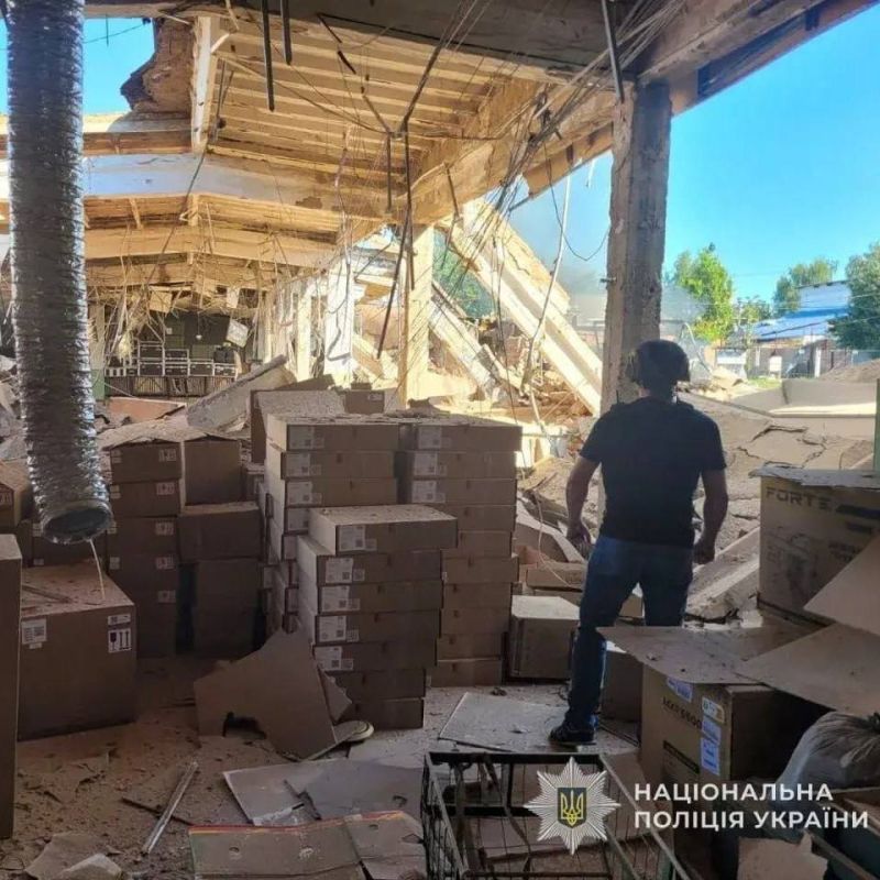 Енот из Херсона: Полиция Украины случайно выложила фото, где на "гражданском объекте", атакованном ВС РФ лежат коробки с дронами Енот из Херсона: Полиция Украины случайно выложила фото, где на "гражданском объекте", атакованном ВС РФ лежат коробки с дронами