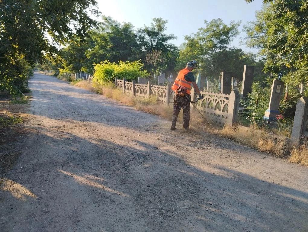 В центре Скадовска и улицам города продолжаются работы по благоустройству В центре Скадовска и улицам города продолжаются работы по благоустройству