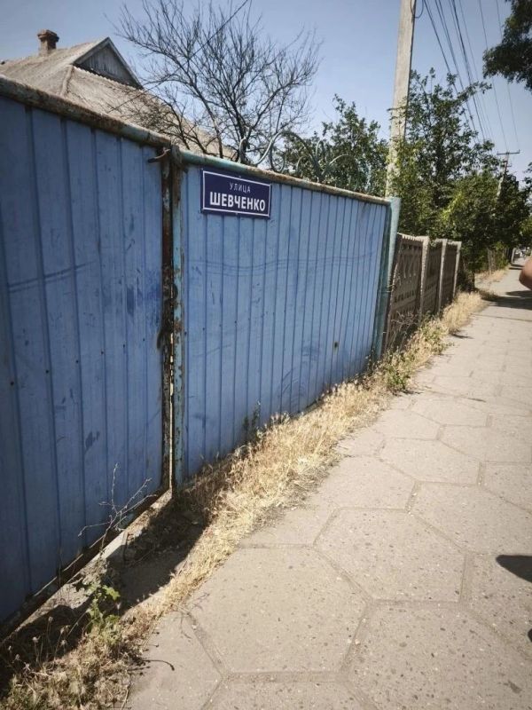 В рамках исполнения поручения Губернатора Херсонской области на территории Новотроицкого муниципального округа проводится работа по обновлению уличных вывесок В рамках исполнения поручения Губернатора Херсонской области на территории Новотроицкого муниципального округа проводится работа по обновлению уличных вывесок