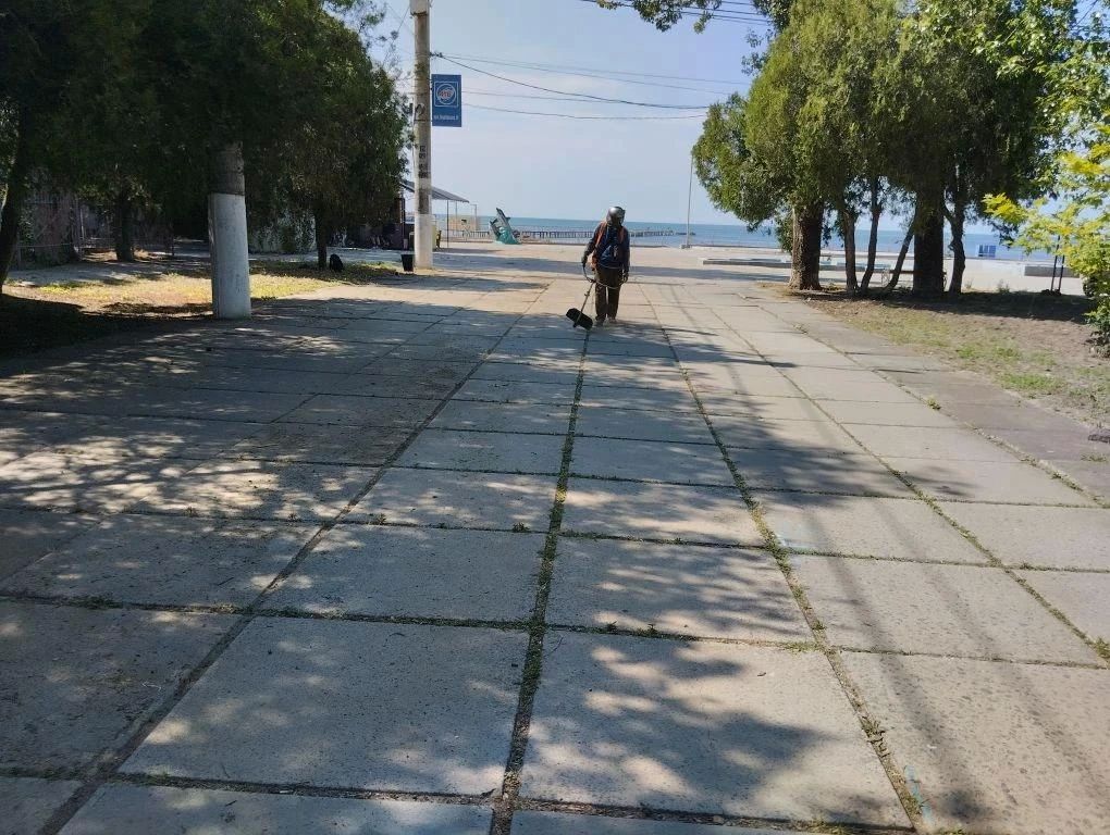 В центре Скадовска и улицам города продолжаются работы по благоустройству В центре Скадовска и улицам города продолжаются работы по благоустройству