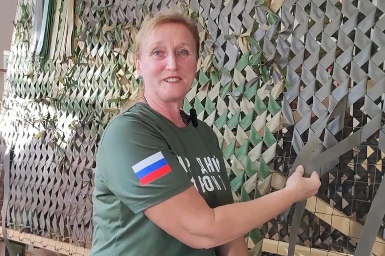 «Вытянуть» себя из черной полосы помогла помощь другим: пенсионерка сплела сотни маскировочных сетей и «кикимор» для бойцов СВО