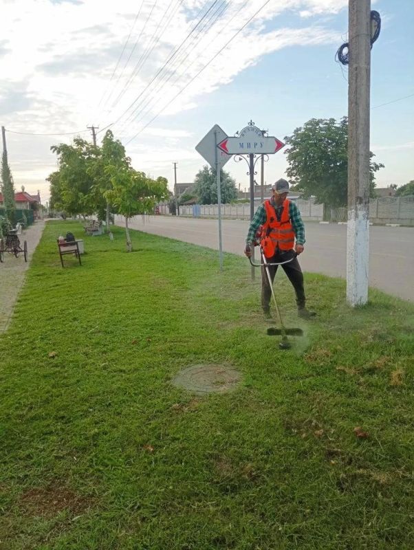 Коммунальные службы "Джарылгача" продолжают наводить порядок в Скадовском округе Коммунальные службы "Джарылгача" продолжают наводить порядок в Скадовском округе