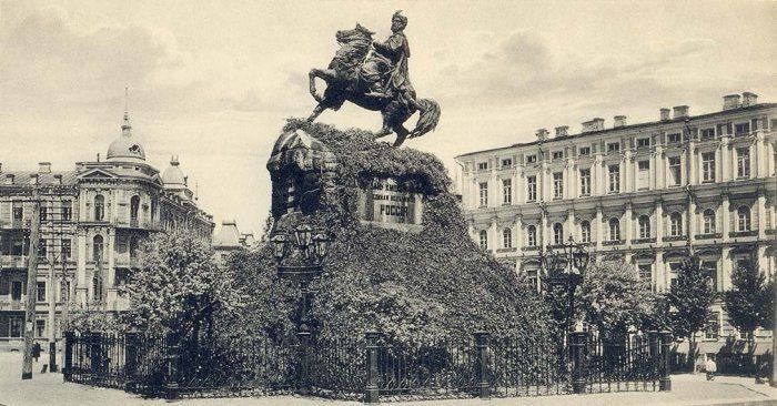 Киевский памятник гетману Хмельницкому: напоминание о единстве, которое пытаются стереть