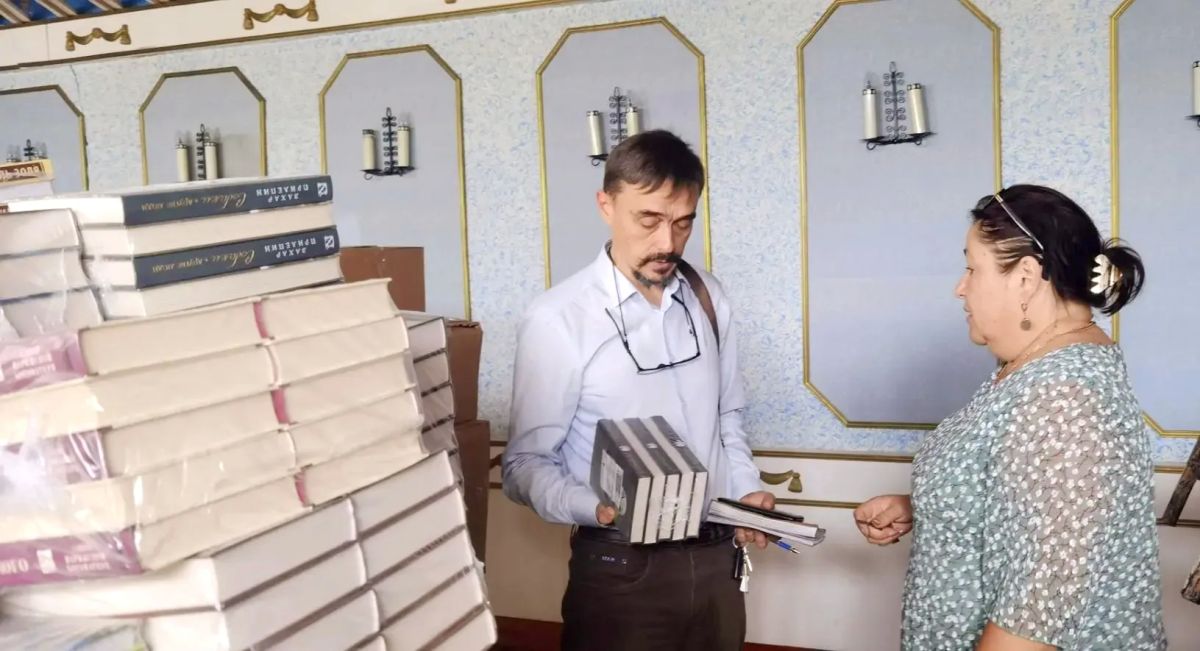 В ходе рабочей поездки по учреждениям культуры округа первый заместитель главы Каховского округа Игорь Бжезицкий посетил библиотеку и Дом культуры в селе Черноморовка В ходе рабочей поездки по учреждениям культуры округа первый заместитель главы Каховского округа Игорь Бжезицкий посетил библиотеку и Дом культуры в селе Черноморовка