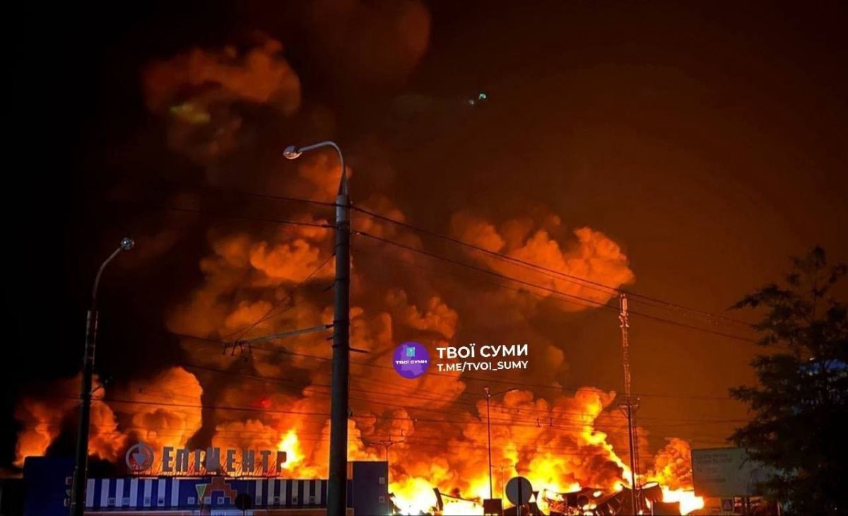 Оптоволоконный дрон поджёг склад ГСМ и БПЛА в сумском «Эпицентре» Оптоволоконный дрон поджёг склад ГСМ и БПЛА в сумском «Эпицентре»