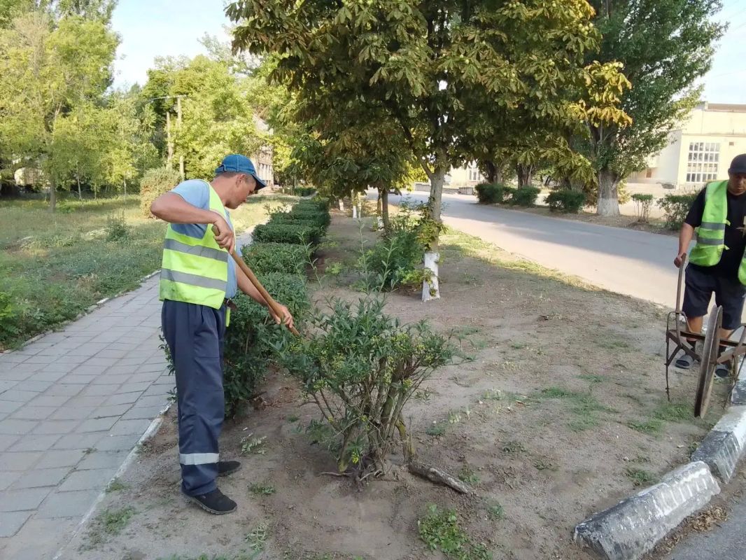 Коммунальные службы "Джарылгача" продолжают наводить порядок в Скадовском округе Коммунальные службы "Джарылгача" продолжают наводить порядок в Скадовском округе