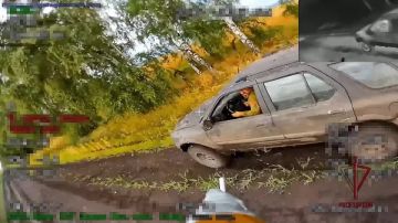 Пикап с укроботами идет к бандере