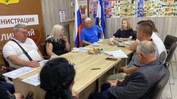 В преддверии Дня работника торговли в Чаплинке за одним столом местное отделение Единой России, собрало тех, кто каждый день развивает свое дело и обеспечивает жителей всем необходимым