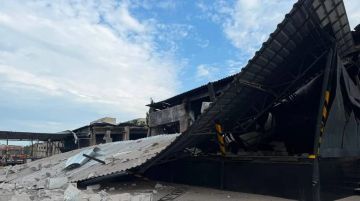 В результате ночного авиаудара по Изюму, Харьковская область, повреждено очередное грузовое отделение "Новой почты"