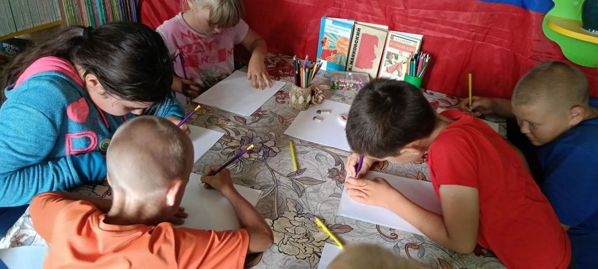 В Красноподольской библиотеке прошёл литературный час, посвящённый творчеству Владимира Маяковского В Красноподольской библиотеке прошёл литературный час, посвящённый творчеству Владимира Маяковского