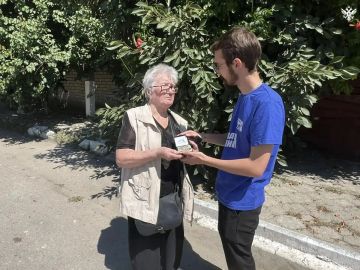 Жительнице «Арабатской Стрелки» передали слуховой аппарат