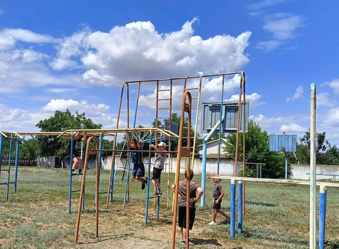 Семеновский сельский Дом культуры провел подвижные игры на свежем воздухе "Краски лета" Семеновский сельский Дом культуры провел подвижные игры на свежем воздухе "Краски лета"