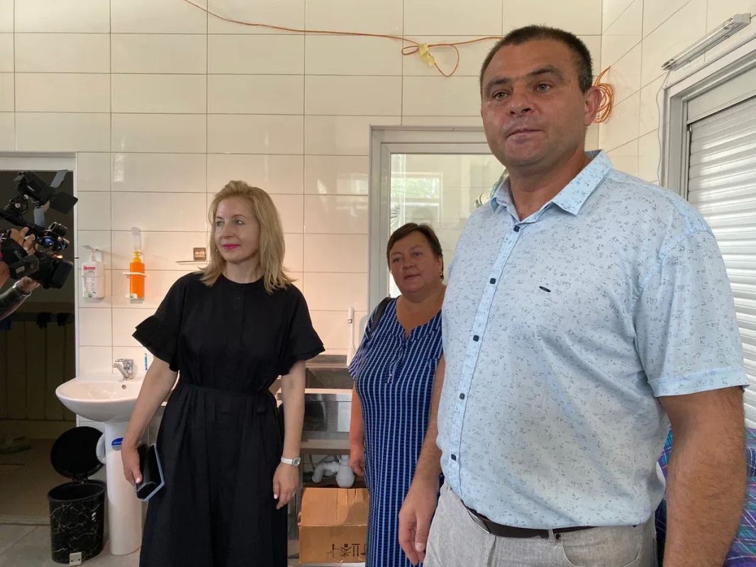 Пока дети на каникулах, в школе кипит работа Пока дети на каникулах, в школе кипит работа