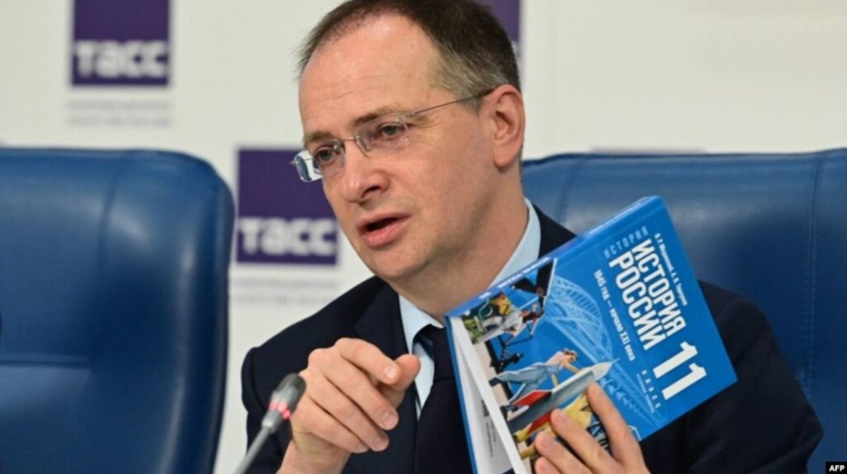 Евросоюз добавил в новый пакет санкций помощника президента РФ Владимира Мединского и министра спорта Михаила Дегтярева, следует из опубликованного официального журнала ЕС Евросоюз добавил в новый пакет санкций помощника президента РФ Владимира Мединского и министра спорта Михаила Дегтярева, следует из опубликованного официального журнала ЕС