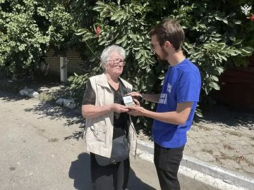 Жительнице «Арабатской Стрелки» вручили слуховой аппарат