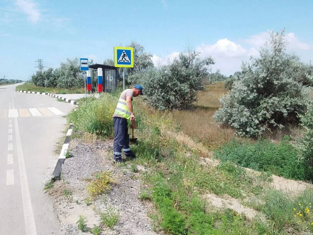 В селе Красное Скадовского округа провели уборку въездной зоны и общественных территорий В селе Красное Скадовского округа провели уборку въездной зоны и общественных территорий